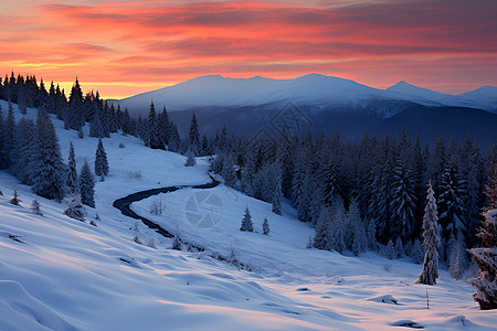 夕阳下的雪山图片