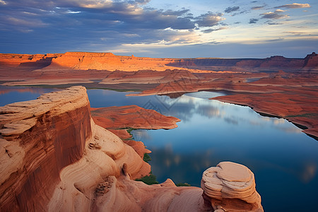 沙漠湖畔的壮丽景色图片