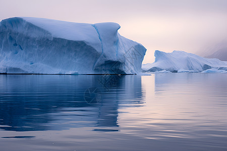 大海中漂浮的冰山背景图片