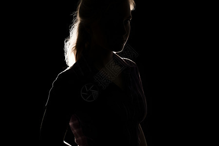 黑暗中一位女子图片