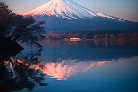 日出下的富士山图片