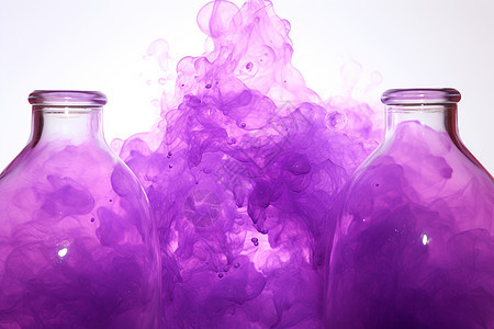 紫色烟雾在三个玻璃瓶里图片