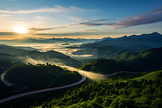 山水青山云雾缭绕的美丽景观图片