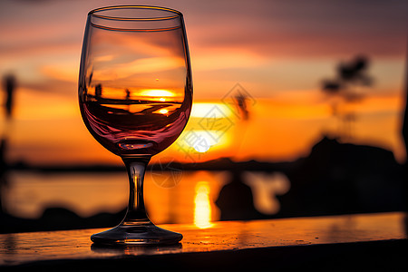 夕阳余晖下的红酒高清图片