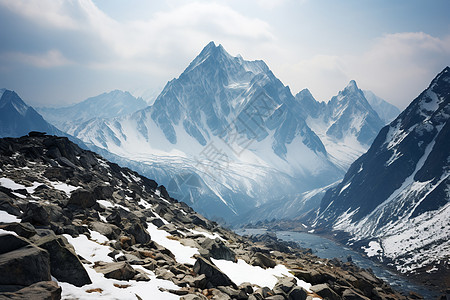 冰雪中的山脉与湖泊背景图片