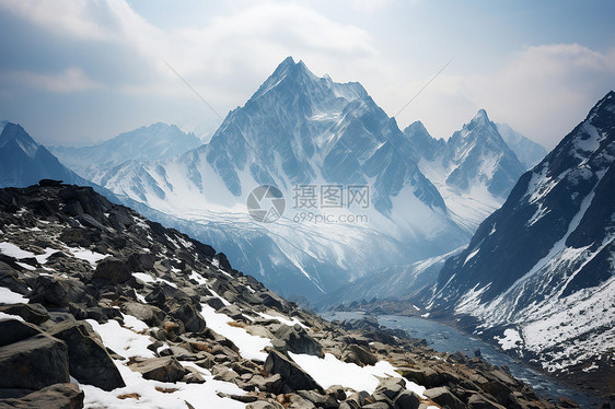 冰雪中的山脉与湖泊图片