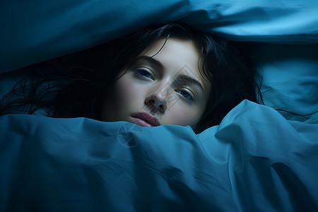 蓝色被子里的失眠女人图片