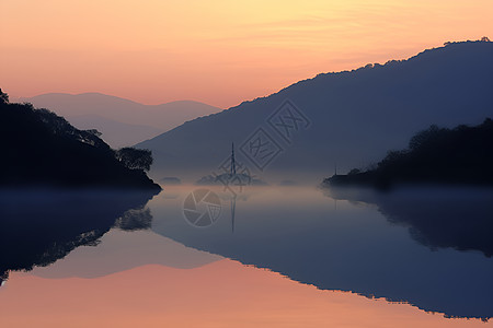 湖畔山峦映红图片