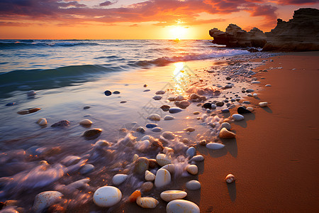 日落中的岩石海滩图片