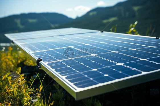 太阳能电池板在山脉背景下图片