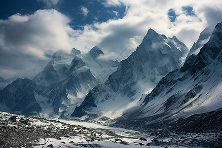 惊险的雪峰图片