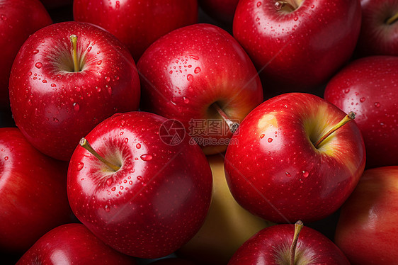 红苹果上的水珠图片