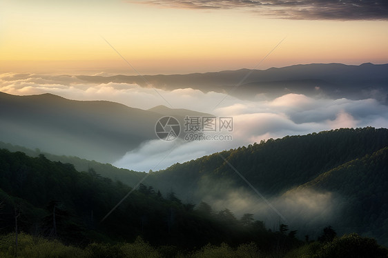 山间云雾缭绕图片