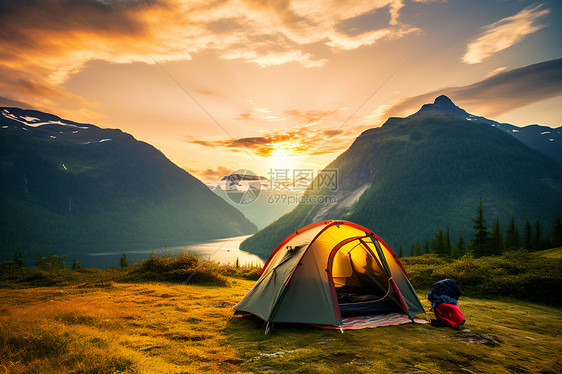 日落时山顶的帐篷图片
