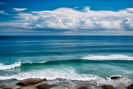 海岸线上的海浪图片