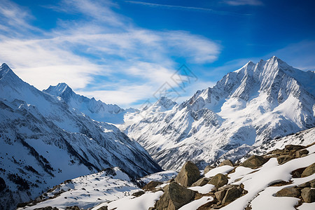 白雪覆盖的阿尔卑斯雪山景观图片