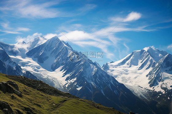 冰雪皑皑的山脉景观图片