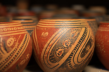 手工艺术的多彩陶罐图片