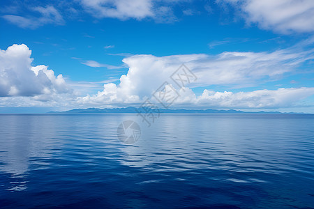 朵朵白云下的平静海洋图片