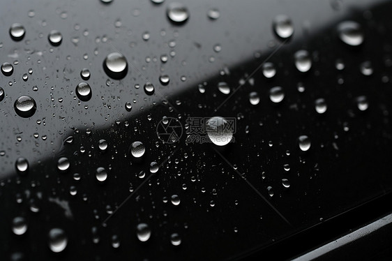 车窗上的雨水图片