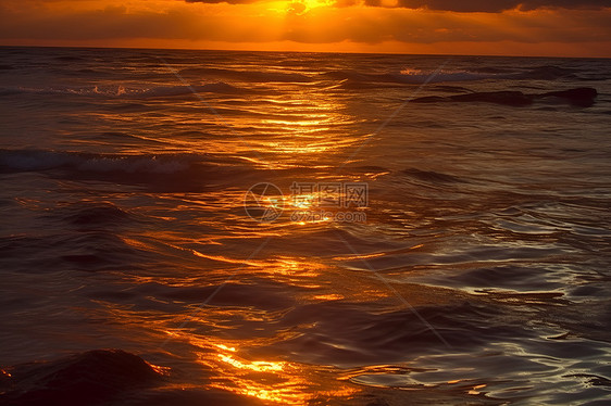夕阳映照下的海洋图片
