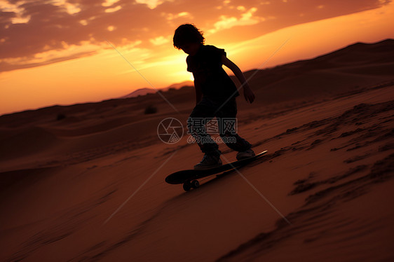 沙漠中玩耍的小男孩图片
