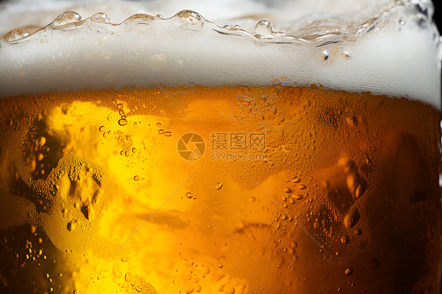 杯子中清凉的啤酒图片