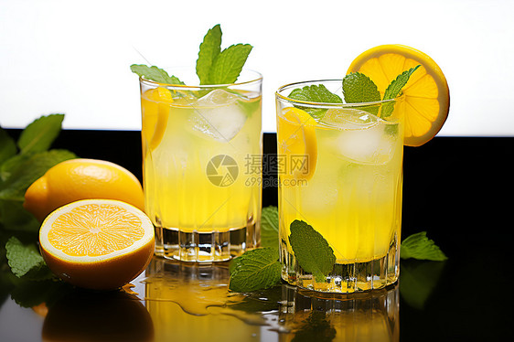 桌子上的柠檬橙汁图片