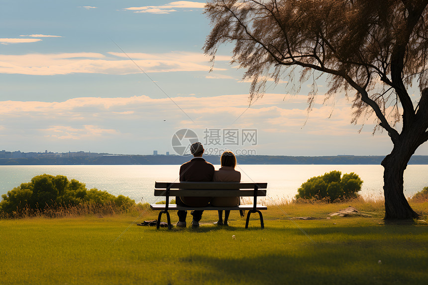 公园长椅上的情侣图片