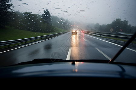 雨中的汽车背景图片