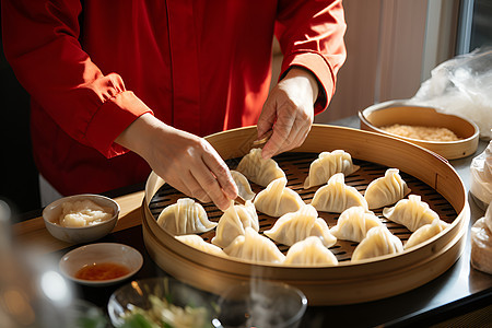 制作蒸饺的厨师图片