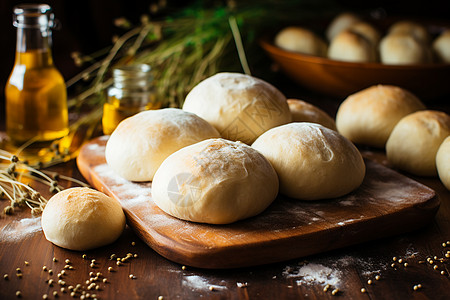 美味烘焙面包和橄榄油图片