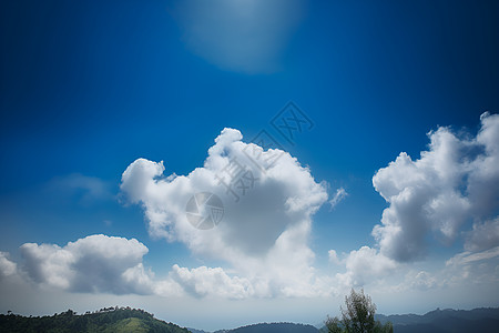 漂浮白色云朵山头漂浮的白色云朵背景