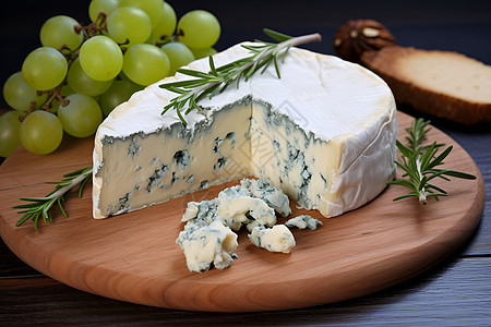 花鸟纹醇香蓝纹奶酪与鲜嫩葡萄的结合背景