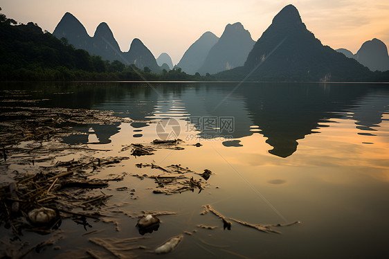 江河上的山水景色图片