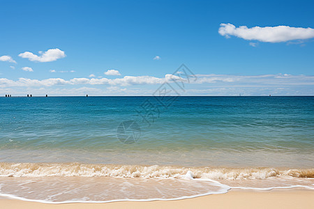 海浪拍打的海滩图片