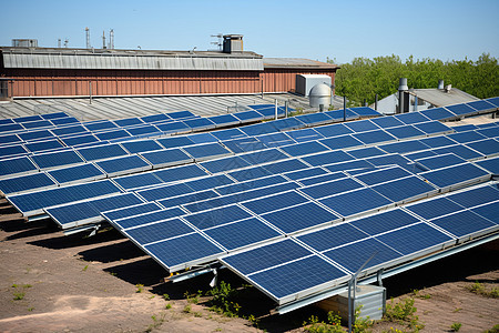 屋顶上一排太阳能板图片