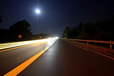 夜幕下一条长长的公路背景图片