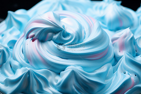 蓝色绚丽蛋糕的特写图片