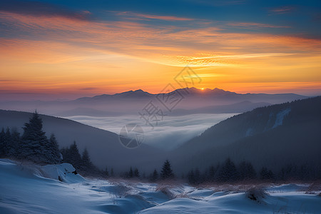 雾霭笼罩的山脉背景图片
