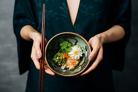 拿着食物的人图片