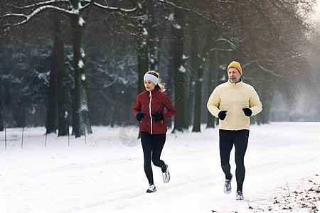 雪地跑步冬日里跑步的夫妻背景