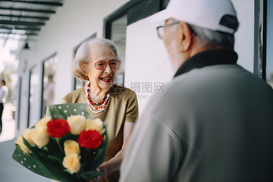 老人送花给妻子图片