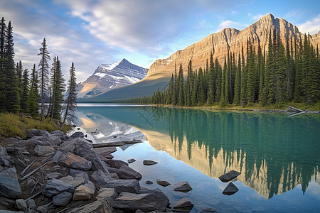 山间蔚蓝的湖泊背景图片