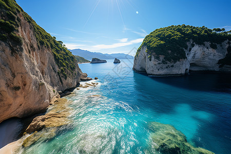 大海蓝天山峦倒影图片