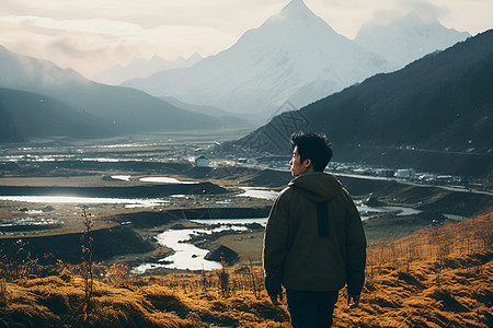 一个站在山坡上的男人背景图片