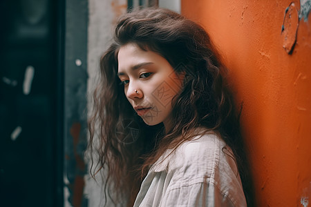 墙边倚立的女子图片