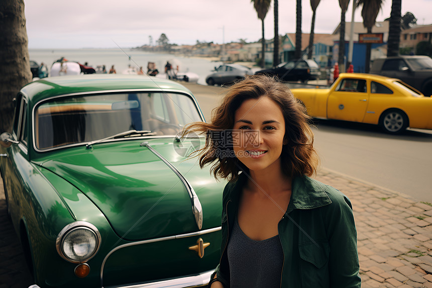 站在绿色汽车前微笑的女子图片