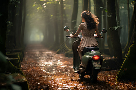 女子在丛林中骑摩托车图片