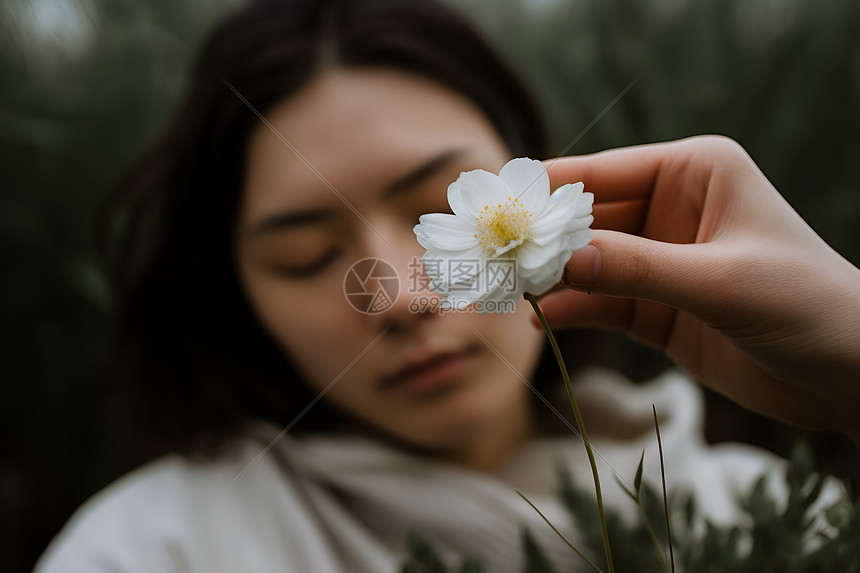 白花中女子图片